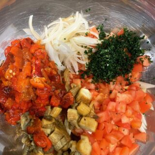 ロースト野菜とフレッシュ野菜を使ったムルシアっぽいサラダ。 …
