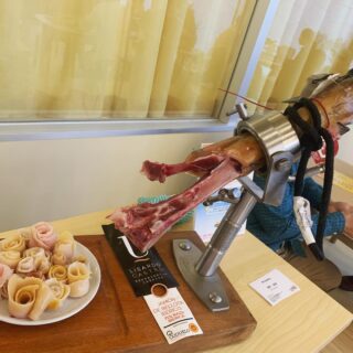 光栄な事に万博でカスティージャイレオンのイベントで生ハムを4…